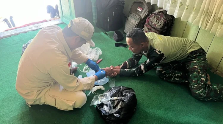 Tim Kesehatan RST TK IV Bukittinggi Berikan Pengobatan kepada Personel Satgas TMM