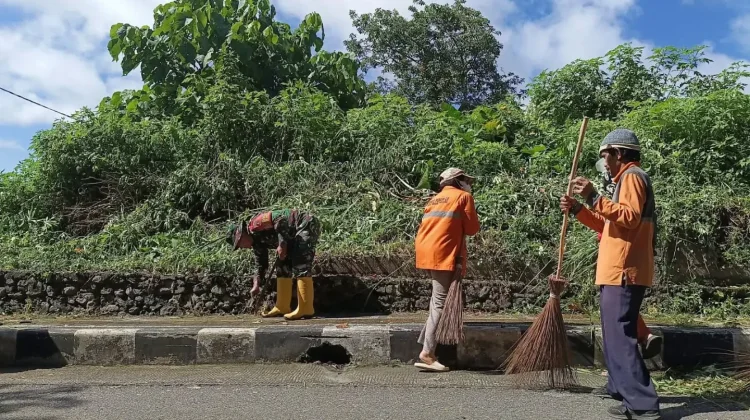 Babinsa Koramil 01/Padang Panjang Gotong Royong Bersih Drainase di Koto Panjang