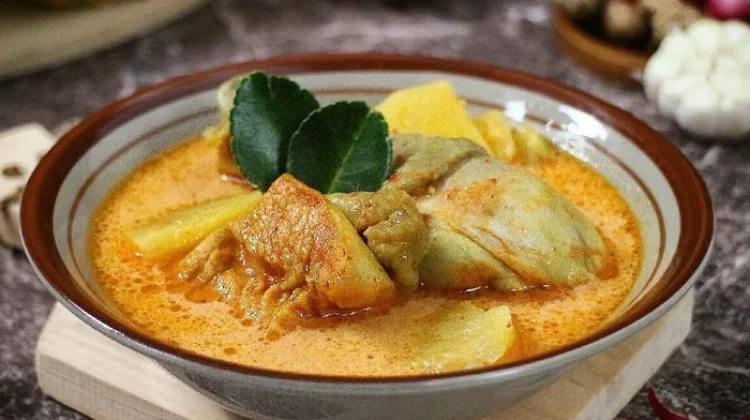 Gulai Ayam yang gurih campur nanas yang segar