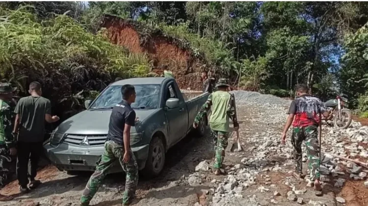 Truk Terhenti, Prajurit TMMD Ke 129 Kodim 0304/Agam Pikul Semen Tak Kenal Lelah