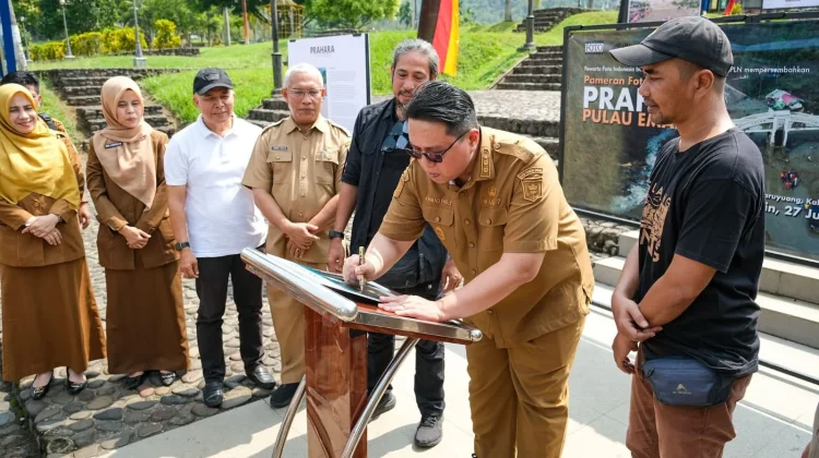 Wabup Tanah Datar Buka Pameran Prahara Pulau Emas, 65 Foto Bencana Dipamerkan