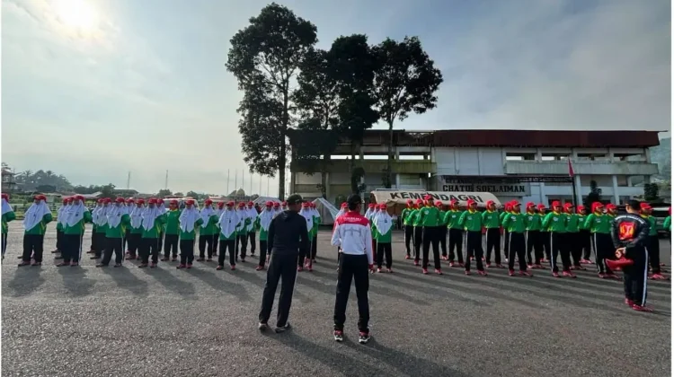 Babinsa Koramil Padang Panjang Latih Calon Paskibraka HUT RI ke-81
