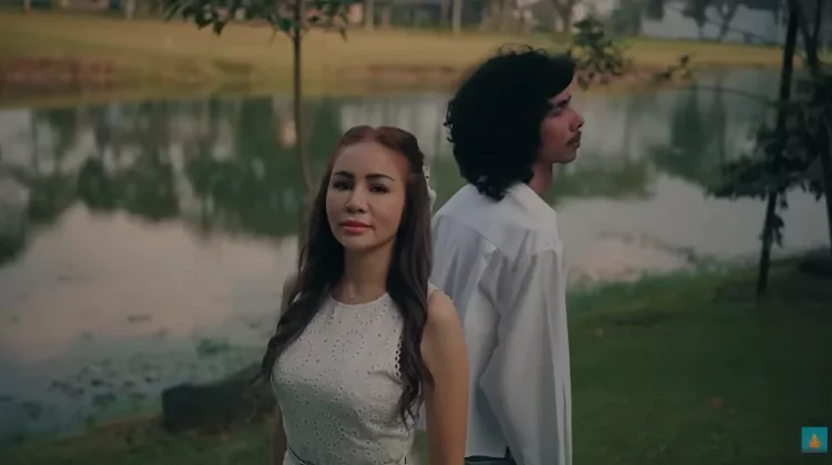 Momo ex Geisha Kembali ke Blantika Musik Indonesia bersama Enau