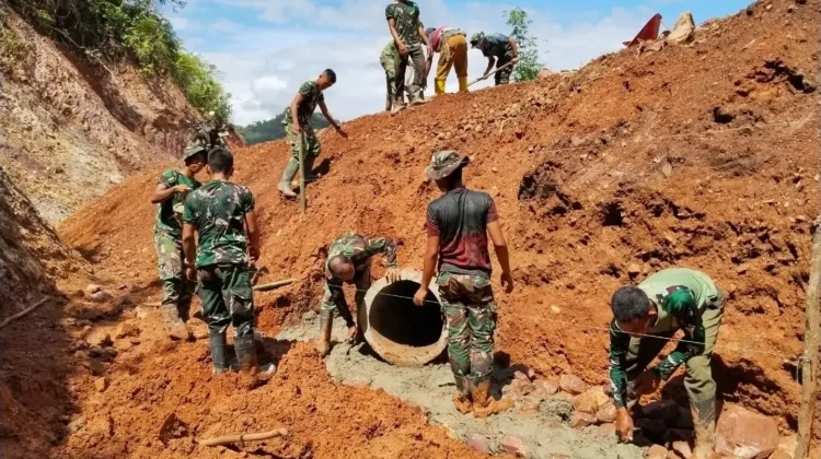 Satgas TMMD Ke-129 Kodim 0306/50 Kota Kebut Pemasangan Talud Penahan Jalan