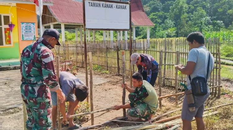 Wujud Kepedulian Pendidikan, Satgas TMMD dan Warga Buluh Kasok Benahi Fasilitas TK