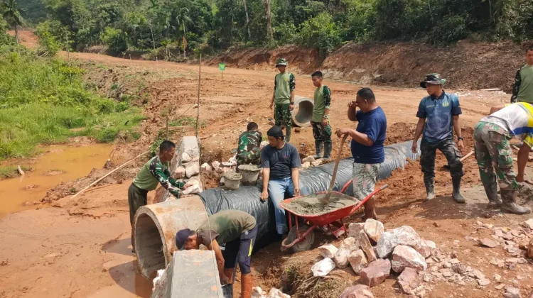 Kodim 0306 Bersama Warga Rampungkan Gorong Gorong 85