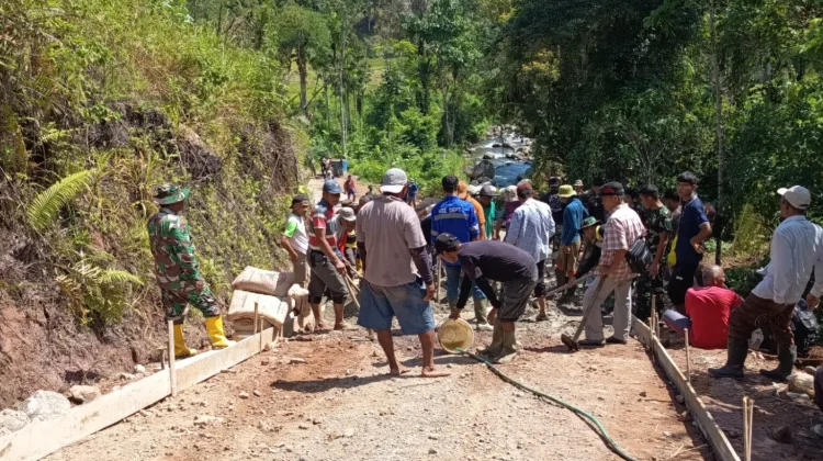Hari Ke-14 TMMD, Satgas Kodim Agam Genjot Pengecoran Jalan
