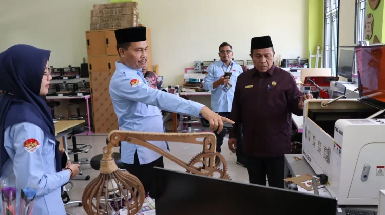 MAN 2 Bukittinggi Bagikan Praktik Baik English Clinic ke MAN 1 Pasaman