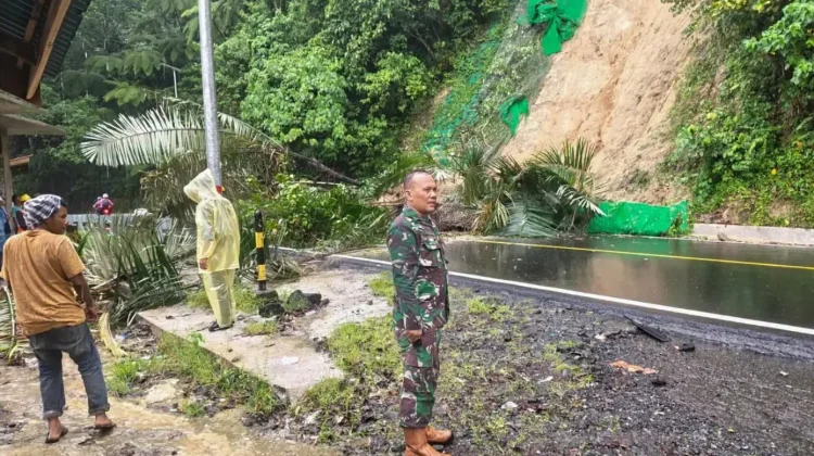 Babinsa Koramil 05/X Koto Pantau Longsor di Perbatasan Tanah Datar-Padang Pariaman