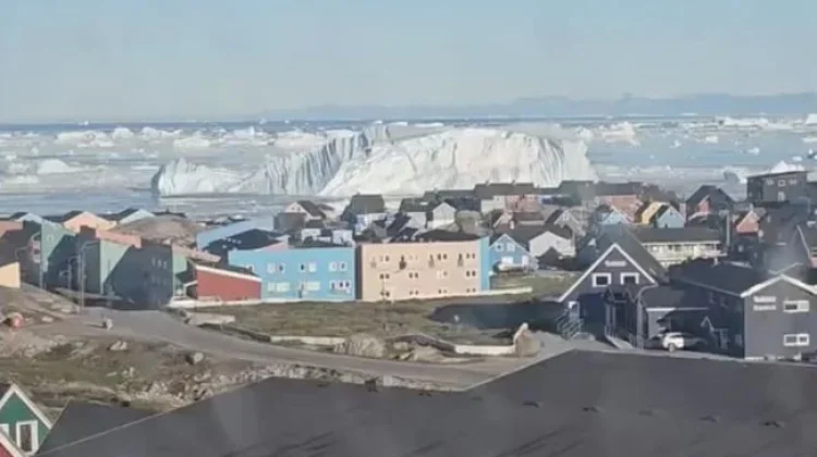 Gunung Es Terbalik di Lepas Pantai Illulissat Memicu Gelombang Besar
