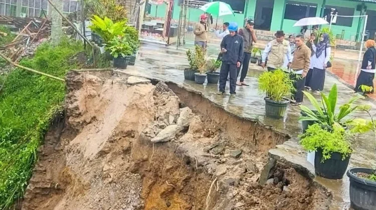 Mukhlis Tinjau Longsor MAN 3 Padang Panjang