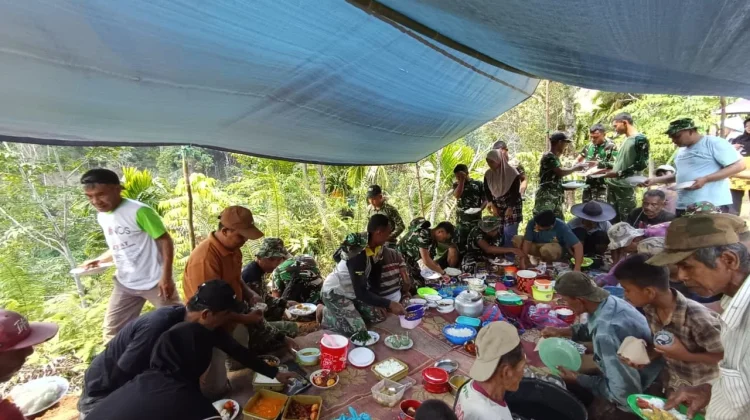 Satgas TMMD 129 Kodim 0304/Agam Makan Siang Bersama Warga