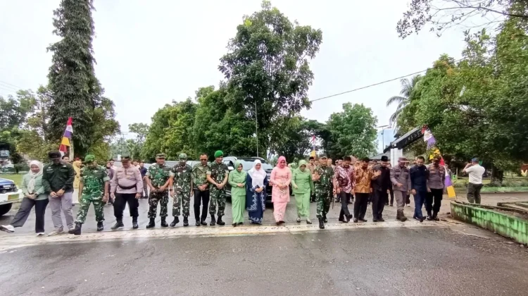 Momen Bersejarah! Danrem 032/Wirabraja Lintasi Garis 0 Derajat di Bonjol