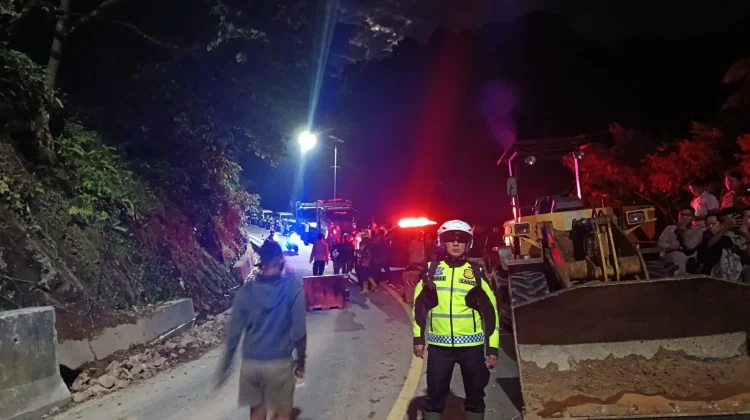 Hujan Deras Lumpuhkan Jalur Nasional Padang Bukittinggi Total