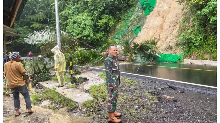 Babinsa Sigap Pantau Longsor di Perbatasan