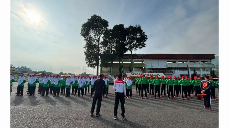 Babinsa Koramil 01 Padang Panjang Latih Paskibraka