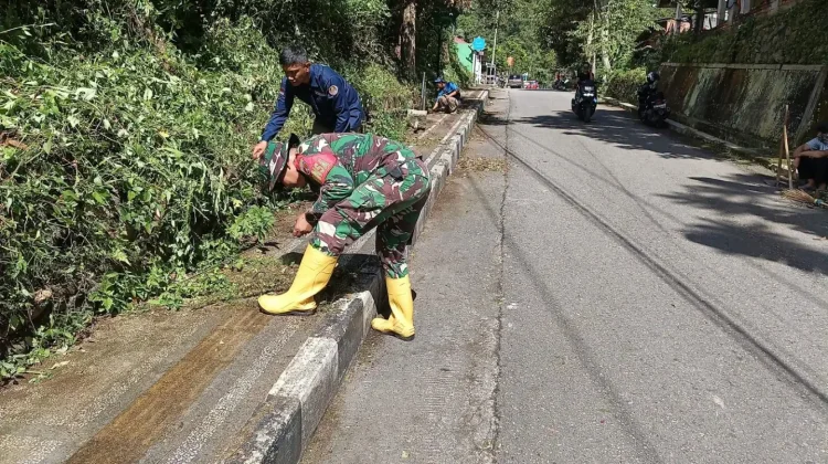 Babinsa Koramil 01 Bersama Warga Gotong Royong Bersihkan Lingkungan