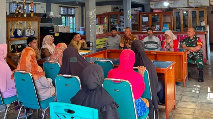 Babinsa Koramil 10 Dampingi Penyaluran BLT Tahap Tiga