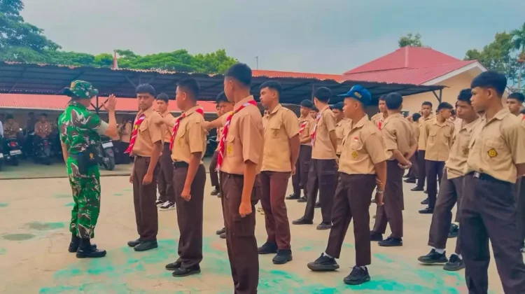 Babinsa Koramil 03 Bekali Siswa Disiplin Wawasan Karakter