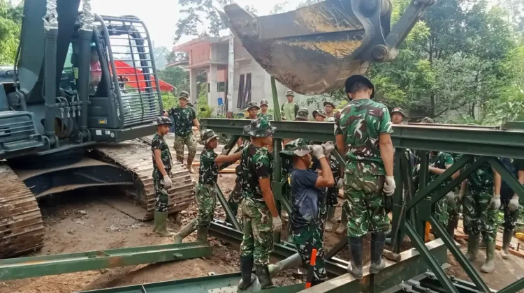 TNI Warga Rakit Baja Jembatan Bailey Hubungkan Jorong