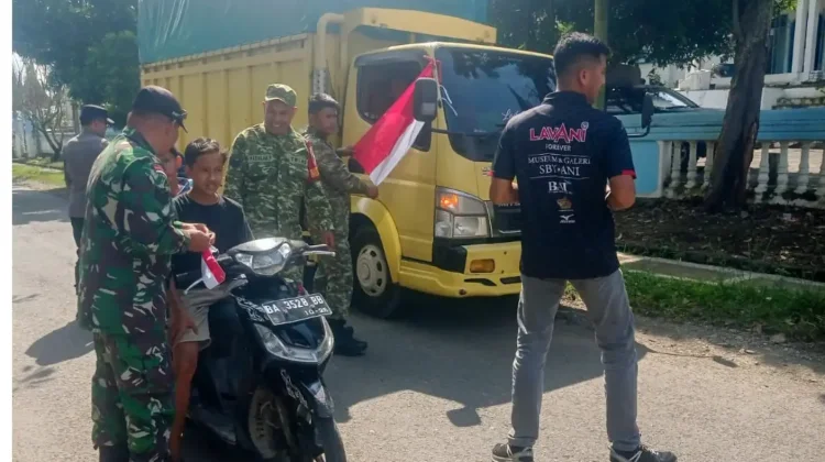 Danramil 11 Forkopimca Bagikan Bendera Kobarkan Nasionalisme