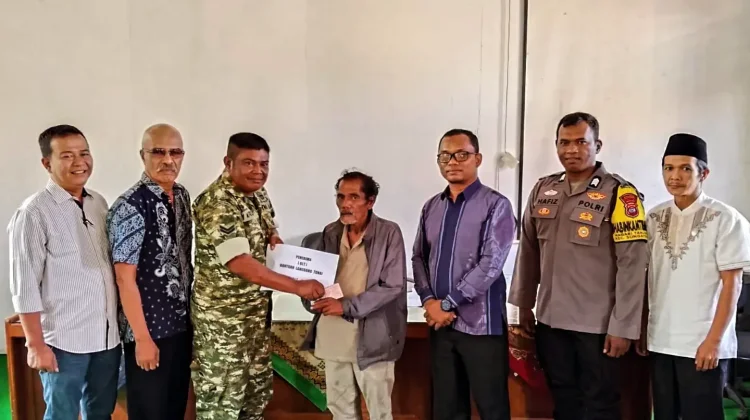Babinsa Koramil 06 Dampingi Penyaluran BLT