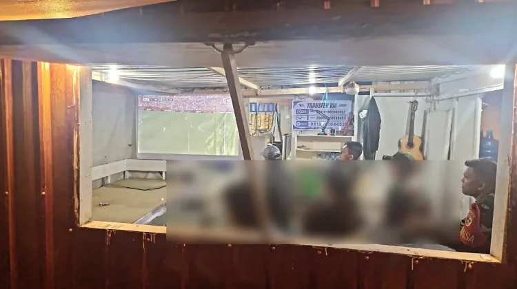 Babinsa Koramil 01 Nobar Piala Dunia