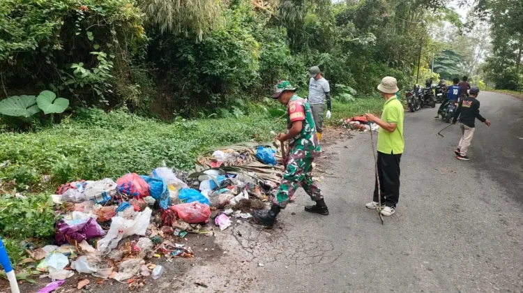 Babinsa Gotong Royong Bersihkan Nagari