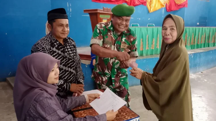 Babinsa Dampingi Penyaluran BLT 57 KK
