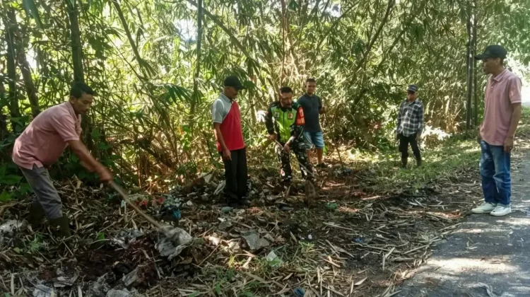 Babinsa Gotong Royong Wujudkan Lingkungan Bersih