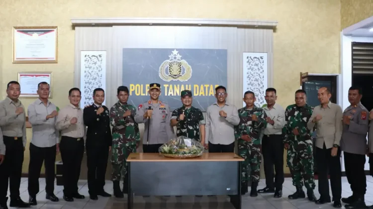 Dandim Bawa Tumpeng Peringati HUT Bhayangkara