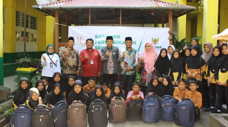 Baznas Salurkan Tas ke Siswa MIN 1