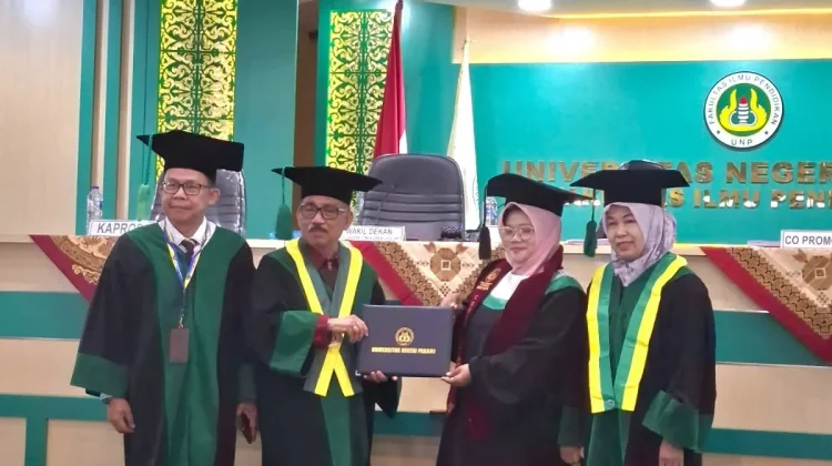 Doktor Pertama! Sry Eka Handayani Harumkan Pendidikan Bukittinggi Gemilang