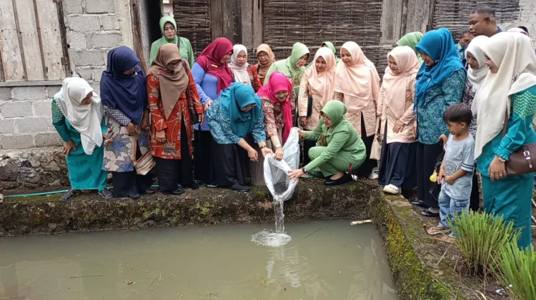 Persit KCK dan TP PKK Agam Tebar Benih Ikan Nila Dukung Program TMMD ke-129 Tahun 2026