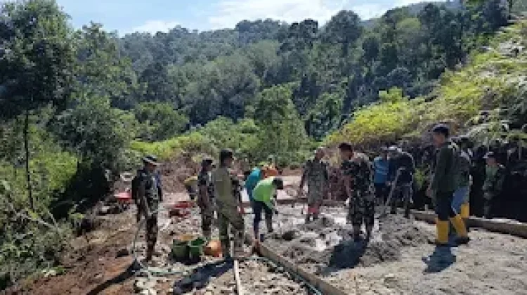 Satgas TMMD 129 dan Yon TP 897 Singgalang Gencarkan Pengecoran Jalan Palupuah