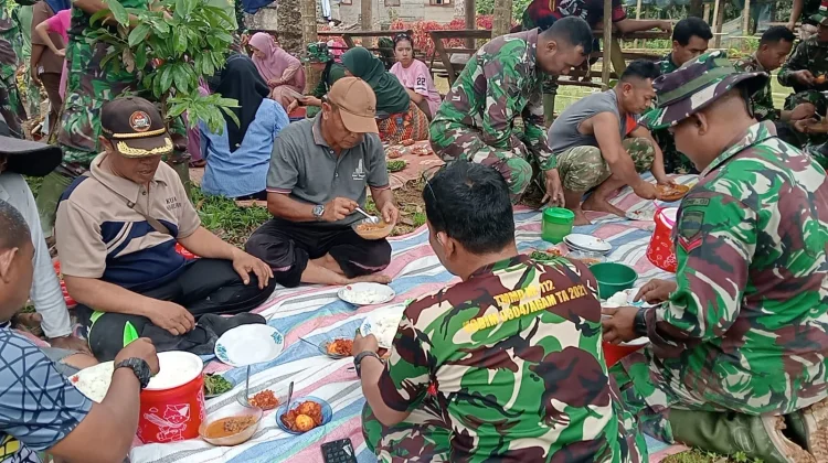 Personel Satgas TMMD Kodim 0304/Agam Makan Bersama Masyarakat di Nagari Nan Tujuah