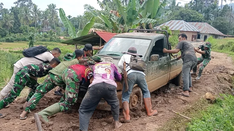 Satgas TMMD 129 Kodim 0304/Agam dan Warga Evakuasi Kendaraan Terjebak