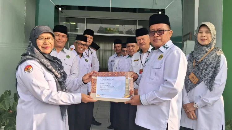 Penyerahan Piagam Pengabdian: Kemenag Kota Bukittinggi Bangga Melayani