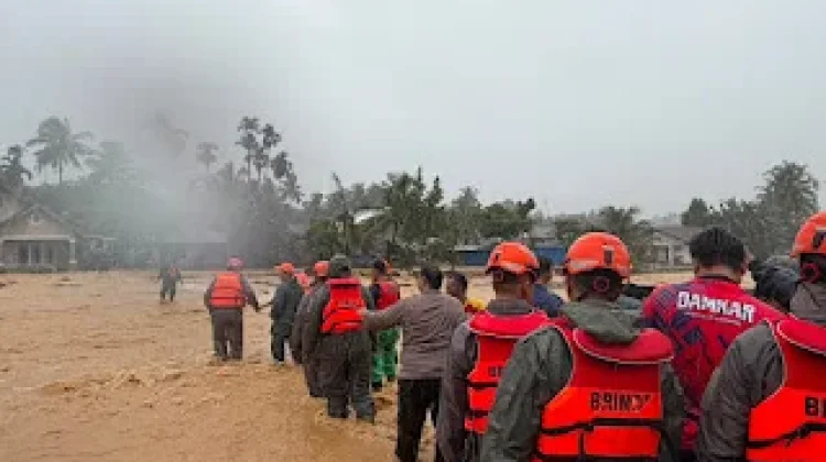 Hujan Deras Rendam Padang, 71 Personel Brimob Evakuasi Warga