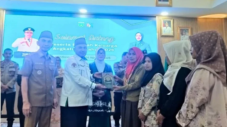 Kakankemenag Padang Panjang Dukung Sekolah Keluarga, Serahkan 80 Al-Quran