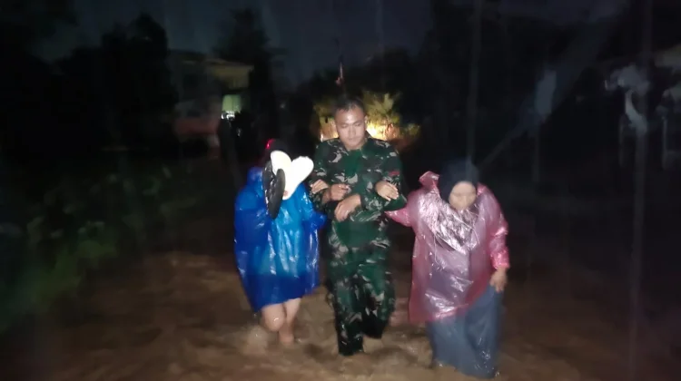 Kesetiaan Kepada Rakyat, Prajurit Kodam XX/TIB Hadir Ditengah Banjir