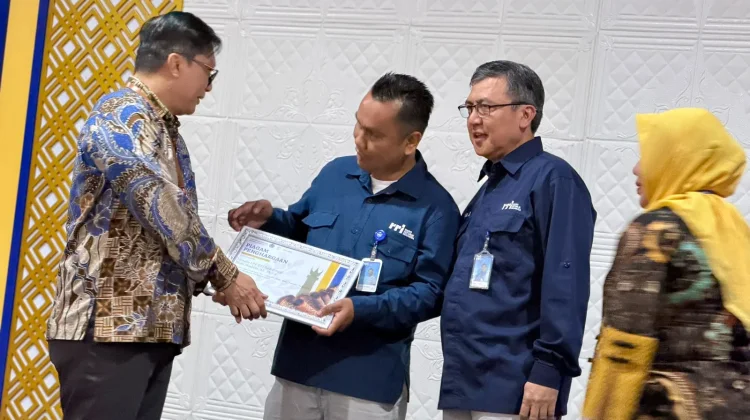 Jurnalis RRI Bukittinggi Jhoni Marbeta Terima Penghargaan dari KPPN