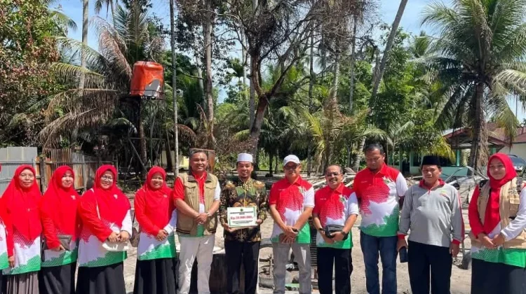 Kakankemenag Padang Panjang Serahkan Bantuan ke Ponpes Bustanul Yaqin