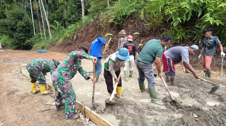 Satgas TMMD dan Warga Gotong Royong Cor Jalan di Jorong Simauang Hilia