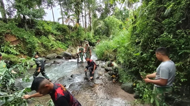 Satgas TMMD 129 Kodim 0304/Agam dan Mahasiswa Bersihkan Sungai Simauang Hilia