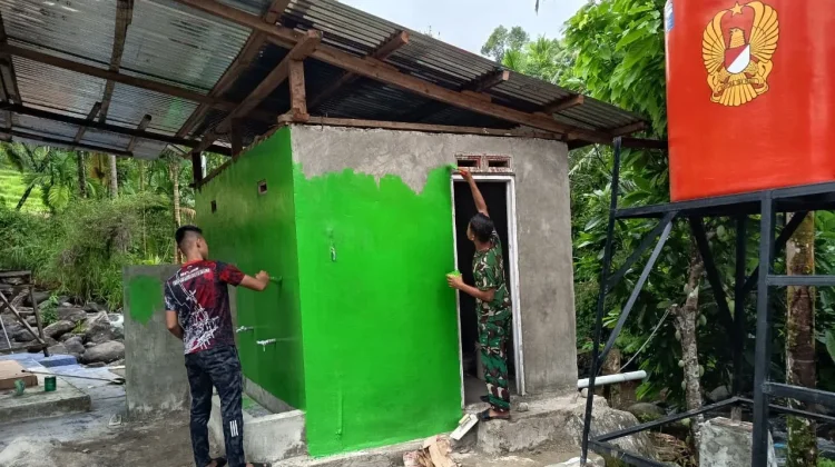 TMMD Ke-129 Tingkatkan Fasilitas Umum melalui Pengecatan MCK Mushola Kincia