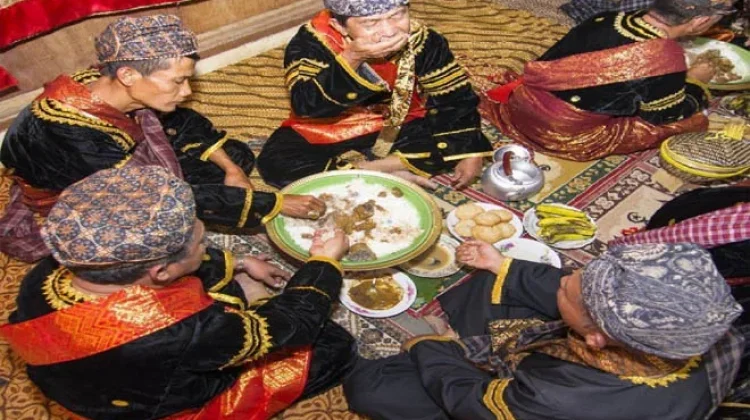Tradisi Makan Bajamba, Warisan Minangkabau yang Sarat Nilai Kebersamaan dan Etika