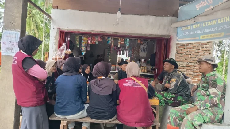 Satgas TMMD Manfaatkan Waktu Istirahat untuk Berdiskusi dengan Mahasiswa KKN UNP