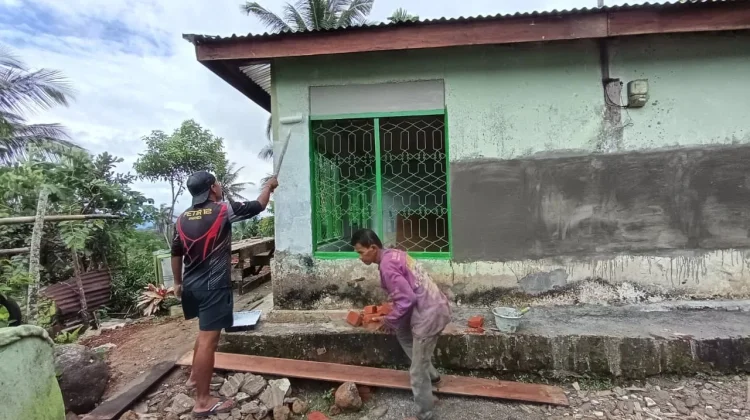 Satgas TMMD dan Warga Bersinergi Percantik RTLH Milik Ibu Ermawati di Agam