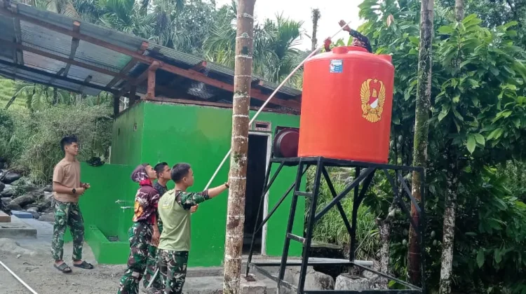 Personel Satgas TMMD ke-129 Pasang Bak Air di MCK Musala Hidayah